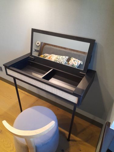 Собран стильный туалетный столик с зеркалом, установлен на ровную поверхность, проверена устойчивость конструкции, добавлены декоративные элементы, обеспечена функциональность ящиков.