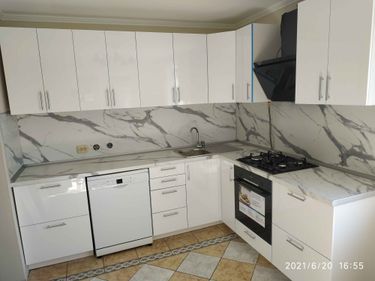 Выполнена установка кухонной поверхности с точной подгонкой под размеры, включая вырезы для плиты и мойки. Обеспечена аккуратная стыковка и надежная фиксация элементов.