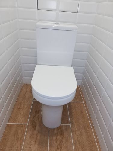 Установлено сантехническое оборудование, подключены коммуникации, выполнено герметичное соединение, проверена работоспособность, произведена уборка, завершена отделка.