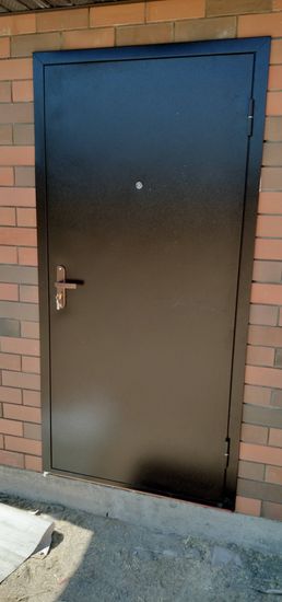 Изображена установленная пластиковая дверь. Завершены работы по монтажу, включая фиксацию рамы, навешивание створки, проверку замков и петель. Обеспечена герметичность и плавность открывания.