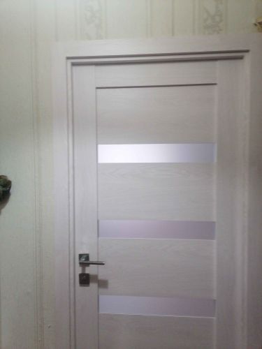 Установлена складная конструкция, закреплены направляющие, смонтированы панели, проверена плавность движения, отрегулированы механизмы, обеспечена надежность креплений, завершена отделка проема.