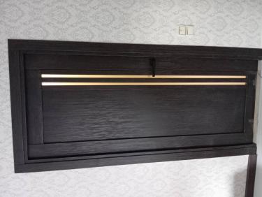 Установлена тёмная межкомнатная дверь с вертикальными вставками, закреплена коробка, врезана ручка, отрегулированы петли, выполнена отделка проёма, обеспечена плавная работа.