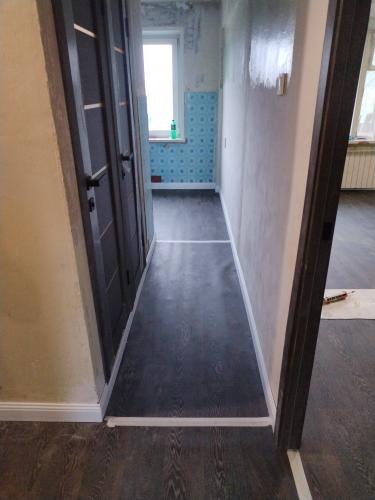 Монтаж полиуретанового/дюрополимерного/полистиролового плинтуса