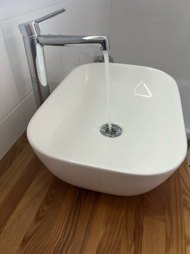 Установлен новый кран на раковину, подключены трубы, проверена герметичность соединений, обеспечена подача воды. Завершено обновление сантехнического оборудования в ванной комнате.