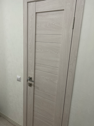 Установлен замок в дверное полотно, выполнены вырезы для механизма и ручки, закреплены все элементы. Дверь закрывается плавно, без заеданий, обеспечивая надежную фиксацию.