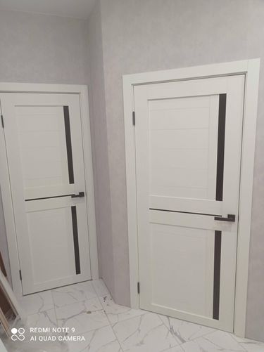 Выполнена установка замка в дверь: вырезано отверстие, закреплён механизм, установлены ручки, проверена работа. Всё выполнено аккуратно и надёжно, обеспечена функциональность.