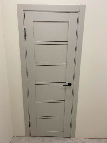 Установлена новая створка, закреплены петли, врезана ручка, отрегулирована коробка, проверено плавное закрывание, устранены зазоры, завершена отделка откосов, обеспечена надежная фиксация.