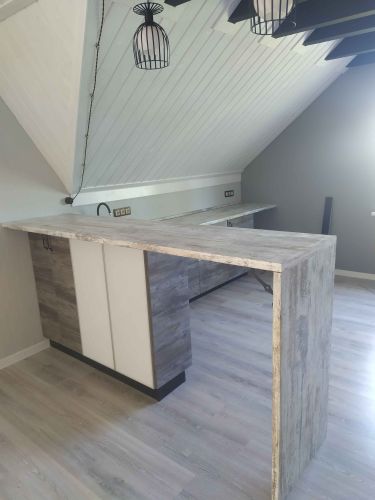 Изготовлены и установлены новые панели для кухонного гарнитура, выполненные в современном стиле. Использованы материалы с текстурой дерева, что придаёт интерьеру стильный и уютный вид.