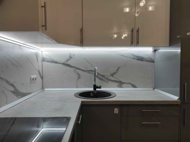 Выполнен точный распил поверхности для установки мойки и плиты. Подогнаны стыки, обеспечена ровная подгонка под углы. Завершена установка с учетом всех деталей и особенностей.