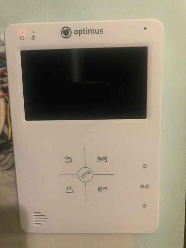 Установлено устройство связи с экраном. Подключены провода, проверена работоспособность, закреплено на стене. Настроены функции для удобного использования и безопасности.