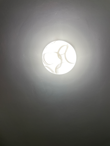 Установлен новый светильник на потолке, проведено подключение проводов, проверена работа устройства, обеспечено равномерное освещение, завершена фиксация крепежных элементов.