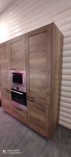 Установлены шкафы, встроена техника, закреплены фасады, смонтирована столешница, подключены коммуникации, отрегулированы дверцы, проверена функциональность всех элементов.