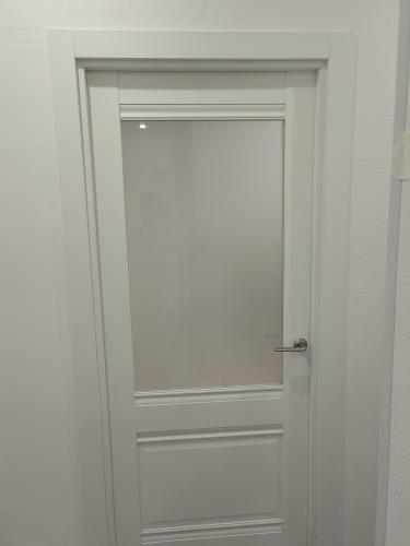 Установлена новая деревянная створка, закреплена коробка, врезаны петли, смонтирована ручка, отрегулированы зазоры, проверена плавность открывания, завершена отделка наличниками.