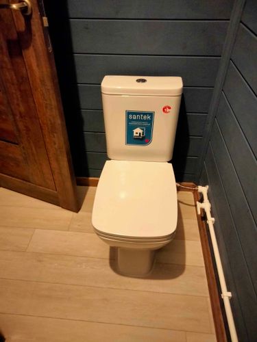 Удалена старая сантехника, освобождено пространство, проведена подготовка для установки нового оборудования. Пол и стены очищены от остатков материалов.