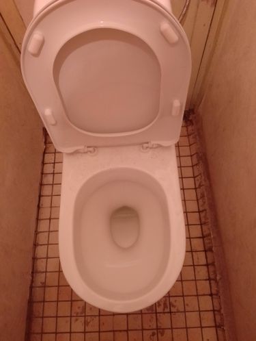 Установлено сантехническое оборудование, подключено к водопроводу и канализации, закреплено на полу, проверена герметичность соединений, обеспечена устойчивость конструкции.