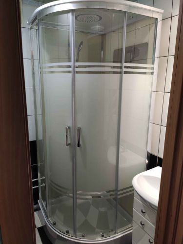 Удалили старую ванну, установили современную душевую кабину, подключили коммуникации, завершили отделку стен, обновили плитку, обеспечили герметичность и функциональность.