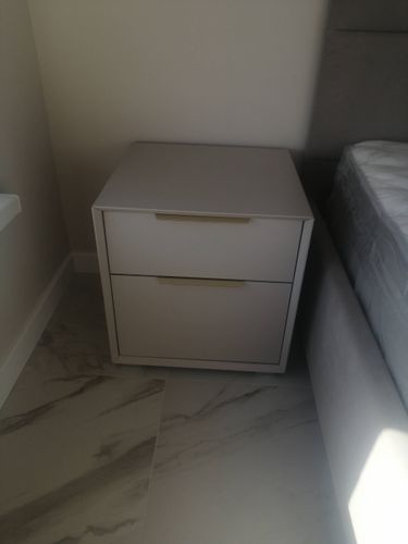 Собрана тумба с двумя ящиками, установлены направляющие, закреплены ручки, проверена плавность выдвижения, выровнена конструкция, обеспечена устойчивость на полу.