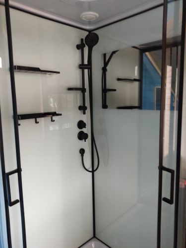 Установлена современная душевая конструкция с гидромассажем, подключены все коммуникации, закреплены панели, смонтированы дверцы, проверена герметичность и функциональность системы.