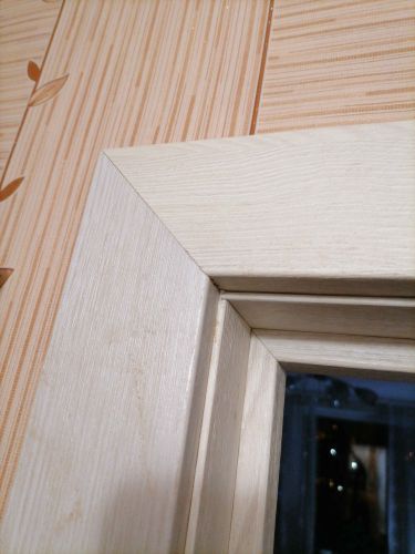 Установлены дополнительные элементы на дверной проем. Аккуратное соединение деталей, ровные стыки, гармоничное сочетание с отделкой. Завершено оформление, улучшена эстетика интерьера.