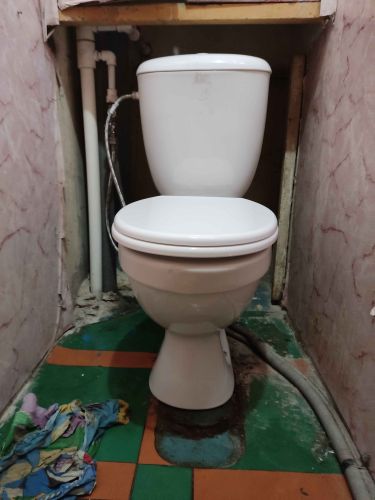 Установлен новый напольный унитаз, подключены коммуникации, проверена герметичность соединений, произведена регулировка бачка, выполнена очистка рабочей зоны, проверена функциональность.