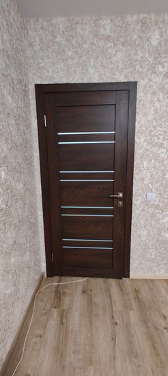 Установлен новый замок в деревянную дверь. Проведена разметка, выполнено сверление, закреплены детали, проверена работа механизма. Дверь закрывается плавно, без заеданий.