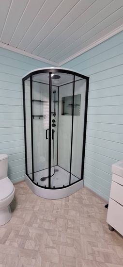 Установлена современная душевая конструкция с низким основанием. Смонтированы стеклянные панели, герметично закреплены швы, подключены водопроводные коммуникации, проверена функциональность.