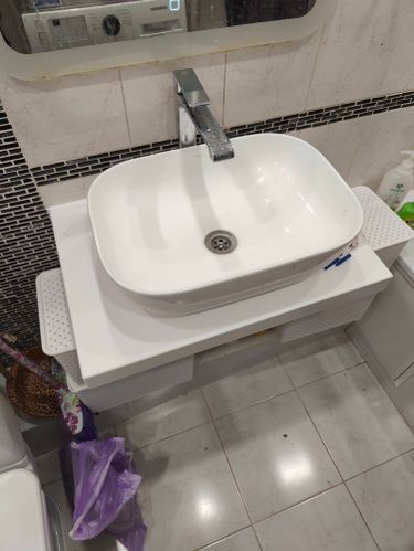 Установлен новый кран на раковину, обеспечена герметичность соединений, проверена работоспособность, устранены протечки, выполнена очистка рабочей зоны, обновлен внешний вид сантехники.