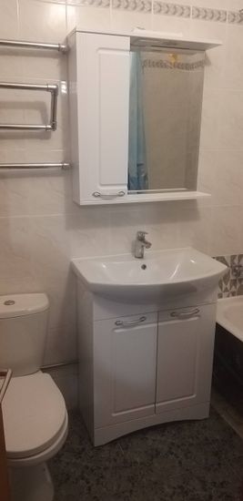 Установлен шкаф с зеркалом над раковиной. Закреплены крепежи, отрегулировано положение. Проверена устойчивость и функциональность дверей. Завершена установка в ванной комнате.