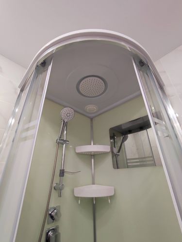 Установлена душевая кабина: закреплены стенки, поддон, дверцы, подключены смеситель, лейка, полки, герметизированы швы, проверена герметичность и функциональность всех элементов.