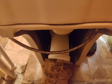 Установлен новый сливной шланг, заменены крепления, проверена герметичность соединений, устранены протечки, обновлена прокладка, очищены поверхности, восстановлена функциональность.