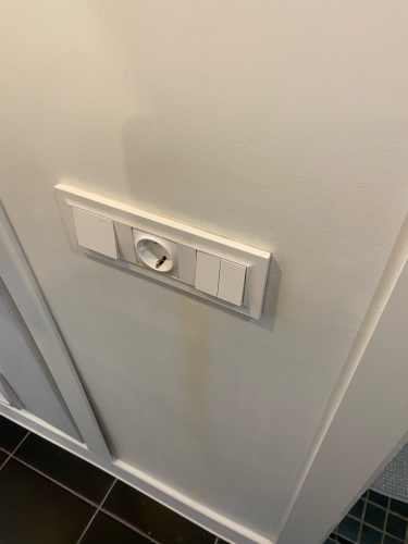 Установлено новое устройство на стене, заменив старое. Обеспечено безопасное подключение, проверена функциональность. Завершено аккуратно, с учетом всех стандартов и требований.