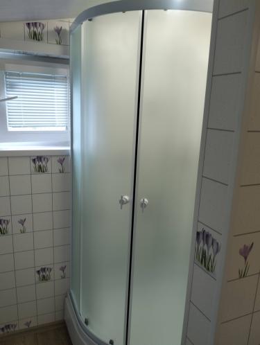 Извлечение старого крана, отсоединение труб, подготовка соединений для установки нового оборудования, проверка герметичности системы, очистка рабочей зоны.