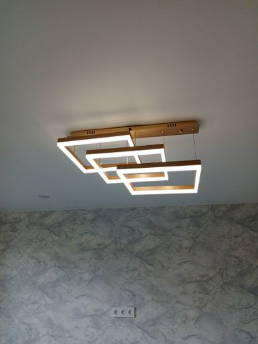 Люстра закреплена на натяжном потолке, подключена к электросети, проверена работоспособность. Установлены крепления, обеспечена надежность конструкции, соблюдена безопасность монтажа.