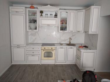 Изображение демонстрирует завершенный процесс разборки кухонного гарнитура: сняты шкафы, демонтированы столешницы, удалены мойка и техника, освобождены стены и полы от креплений.