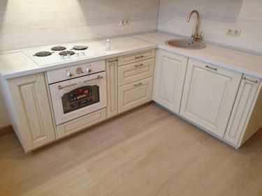 Обновлены дверцы шкафов, выполнены точные замеры и аккуратные пропилы. Установлены новые ручки, обеспечена идеальная подгонка и гладкая отделка. Завершено оформление кухонного пространства.