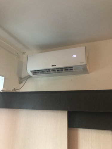 Устройство перемещено на новую позицию, закреплено на стене, подключены коммуникации, проверена работоспособность, устранены возможные неполадки, обеспечена надежная фиксация и корректная работа.