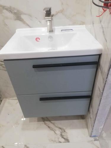 Установлена раковина с тумбой, подключен смеситель, выполнены все сантехнические соединения, проверена герметичность, закреплена конструкция на стене, проведены финишные отделочные работы.