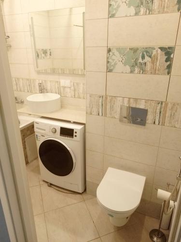 Выполнена изоляция стыков ванной комнаты, использован герметик для предотвращения протечек, обеспечена защита от влаги, улучшена долговечность и эстетика помещения.