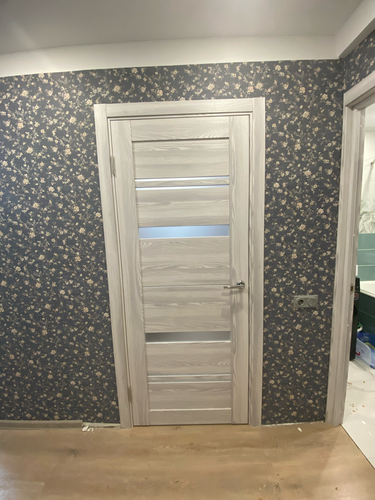 Установлена новая деревянная створка, закреплены петли, врезана ручка, отрегулированы замки, выполнена отделка проема, обеспечена плавность закрывания, завершена подгонка под интерьер.