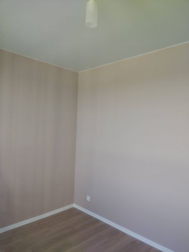 Стены покрыты свежим слоем краски, придающим комнате обновленный вид. Цвет ровный, без пятен, аккуратно нанесен, создавая гармоничную атмосферу. Пол и потолок защищены от попадания краски.