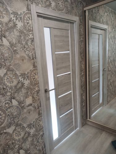 Установлена новая дверь с фурнитурой, отрегулированы петли, закреплён наличник. Полотно ровно встало в проём, обеспечена плавная работа замка. Завершён монтаж без зазоров.