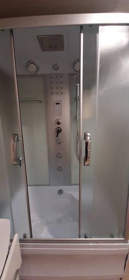 Установлена современная душевая конструкция с гидромассажем. Подключены все коммуникации, закреплены панели, проверена герметичность, настроены форсунки, смонтированы двери.