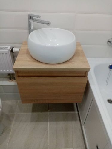 Установлен новый кран на раковину в ванной комнате. Проведены работы по подключению к водопроводным трубам, проверена герметичность соединений, обеспечена функциональность и эстетичность.