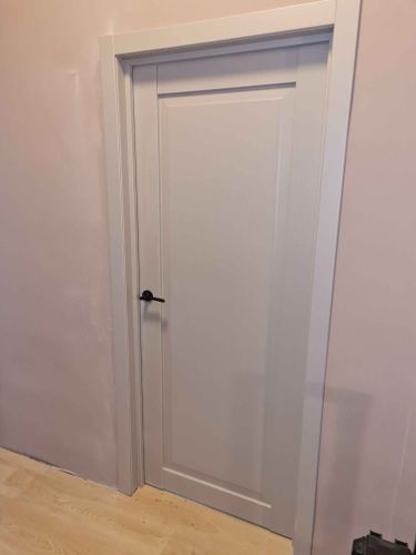 Установлены дополнительные элементы на дверной проем, обеспечивающие завершенный вид и улучшенную изоляцию. Работы выполнены аккуратно, с точной подгонкой и надежной фиксацией.