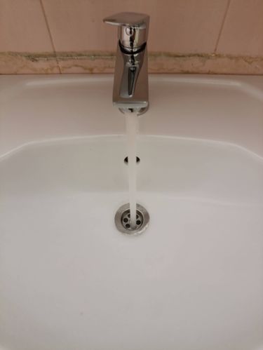 Установка раковины с тумбой