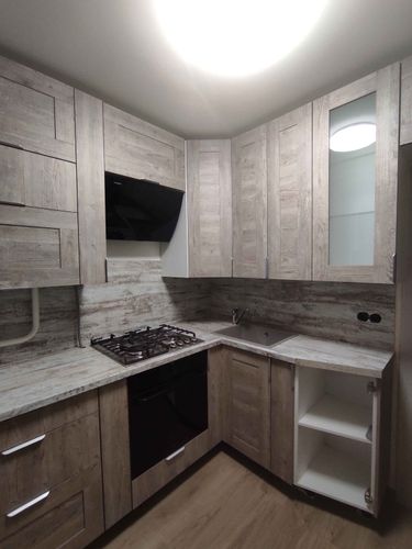 Изготовлены и установлены панели для кухонных шкафов, выполненные с точностью и аккуратностью, обеспечивая гармоничное сочетание с интерьером и функциональность.