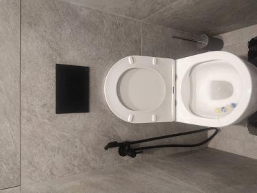 Завершена установка новой гофры для унитаза. Проведена замена старого элемента на новый, обеспечена герметичность соединений, проверена функциональность системы.