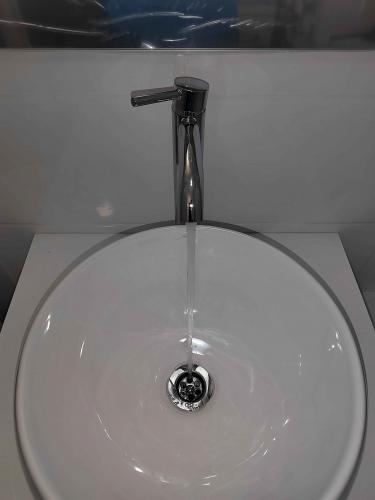 Удаление сантехники завершено: отключены трубы, снят смеситель, убрана чаша, очищено место установки. Подготовлено пространство для последующих работ.