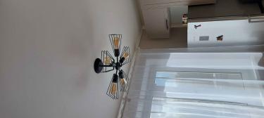 Установлено осветительное устройство на потолок, подключены провода, закреплены крепежи, проверена работоспособность, обеспечена надежность конструкции, завершен монтаж.