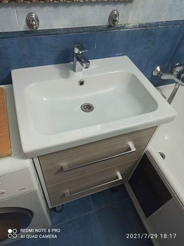 Установка раковины с тумбой Установка смесителя